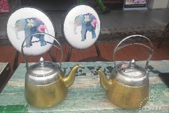 涉事饭店茶壶与“燃料壶”外表相似。