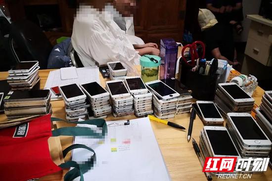 民警现场缴获作案手机300多部，银行卡近100张。