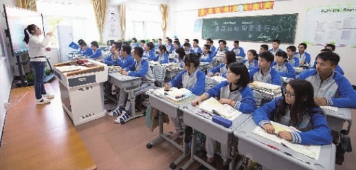 8月23日，湖南师大附属思沁中学高考复读班的学生正在上课。        记者 陈舒仪 黄京 摄