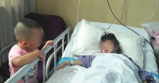 8月24日,刚刚生产完的“袖珍妈妈”小丽躺在省妇幼保健院的病床上,大儿子小星正在陪她聊天。 记者 李琪 摄