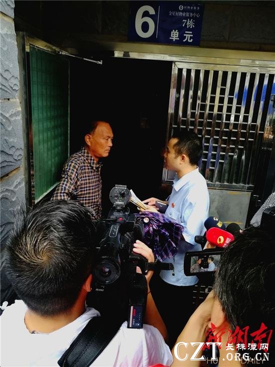 (长沙市天心区法院执法局法官与恶意拖欠水费的用户家属进行。)