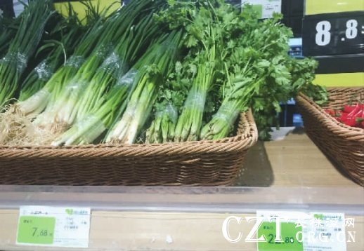 8月25日，长沙一超市内香菜售价达22.8元/斤。记者 朱蓉 摄