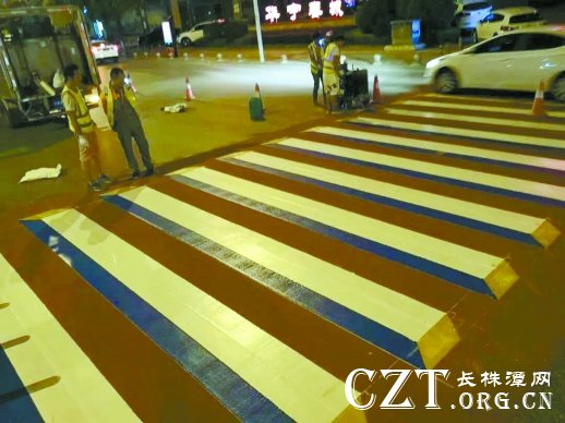 8月26日晚,郴州市青年大道华宁春城路段,3D斑马线格外醒目。 通讯员 摄