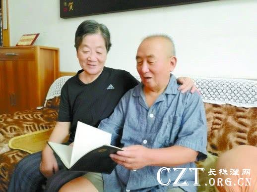 陈昌世与老伴汪柏秀查看受助学生名册。湖南日报记者 刘跃兵 摄