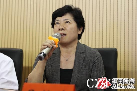 湖南省副省长、省第十三届运动会组委会主任吴桂英宣布第十三届省运会成年组正式开赛。