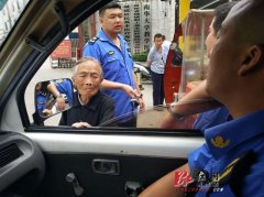 靖州九旬老人街头迷路 热心城管护送回