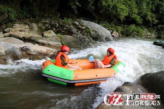 狮口战地漂流景区。