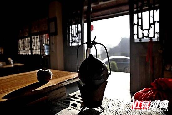 如果你想避暑又不想扎人堆,不妨去住上几晚民宿。这里有山有水,有酒也有茶。
