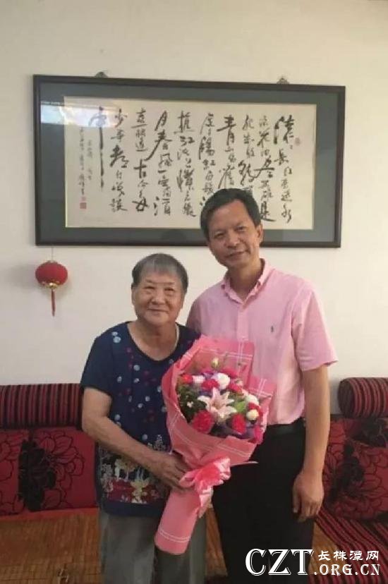 方骥姝与学生合影(方骥姝 供图)
