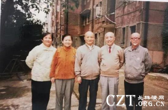 方克刚儿女合影,从左至右依次为方骥姝、方凤俦、方麟侣、方龙伯、方罗山。五位子女中,四人从教。