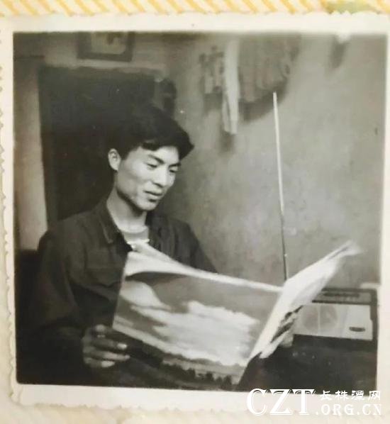方叔衡在涟钢子弟学校教书期间坚持每日读报学习。(方汞 供图)