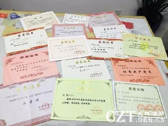 方汞和何思佳多年来数次荣获优秀党员、先进个人和教学业务荣誉。(袁汝婷 摄)