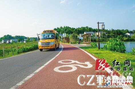 长沙县不断加大投入力度,连通农村公路“大动脉”,打通乡村公路“微循环”。三年来,县财政每年投入农村公路1亿元以上。图为开慧镇乡村道路。 县交通局供图