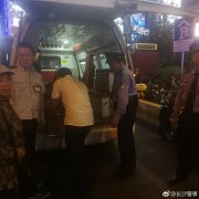 长沙老人突发疾病晕倒 所幸巡逻民警及