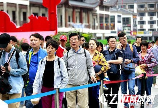 黄金周前夕降下票价的武陵源核心景区迎来火爆客流。10月3日,武陵源核心景区当天购票一次进山人数超过5万人。吴勇兵 摄