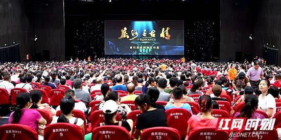 继去年国庆黄金周创下湖南省大型旅游演出场次最高、观众数量最多的两项纪录后，今年10月3日，《炭河千古情》连续演出8场，吸引游客近6万人次，再次刷新记录。