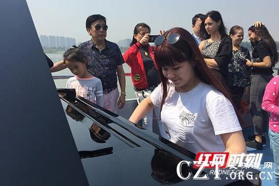 　17位国际钢琴赛选手在湘江上“放飞自我”，纷纷演奏曲目，用音乐表达对长沙的喜爱。