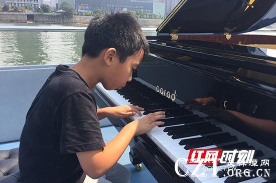 来自长沙的小小“钢琴家”刘梓辰，弹奏了一段D大调小奏鸣曲，用音乐与国际友人交流。