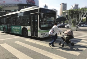10月11日，长沙芙蓉路与劳动路交会处附近，公交车正在礼让走斑马线的行人。 图/记者骆一歌