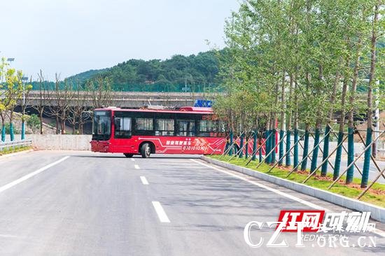 该项目预计将于今年年内试运行,长沙市民可抢先体验乘坐开放道路的“智慧公交”。