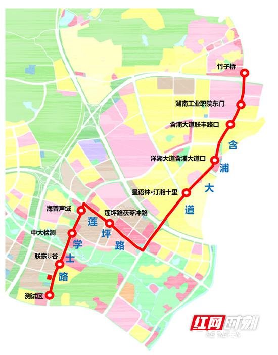 这是全国首条开放道路智慧公交线路 全长7.8公里 中途设22站。