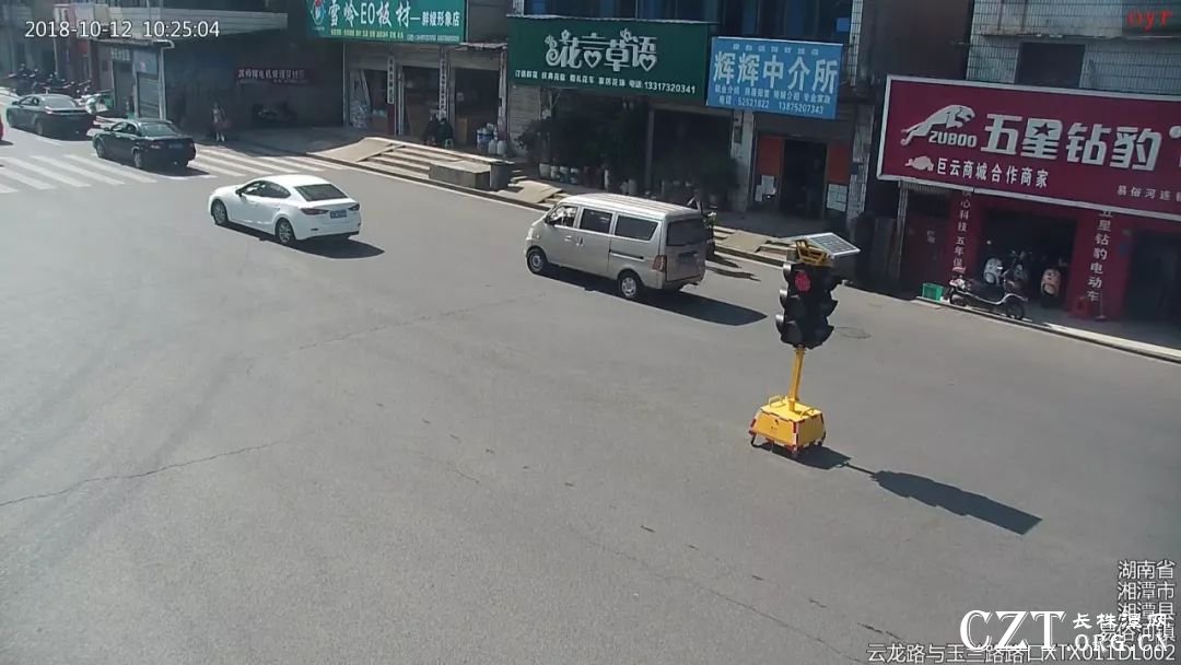 ▲ 玉兰南路与云龙路交叉路口增设临时红绿灯