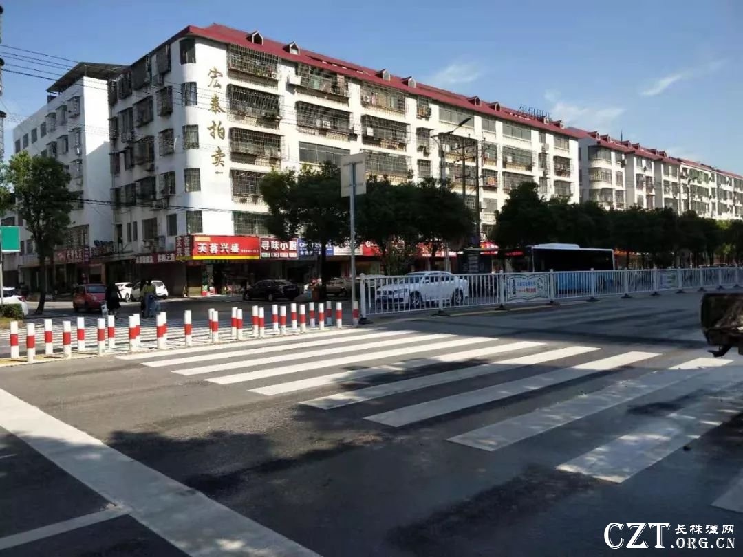 ▲ 凤凰路凯旋国际前的斑马线调整了位置