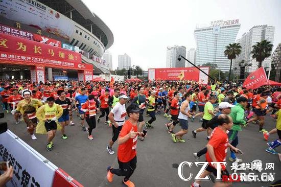 图为2016长沙国际马拉松赛比赛现场。