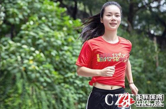 2018长马纪念衫(模特图)。