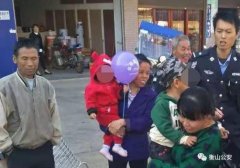 衡阳3岁男童与奶奶走散 民警集市巡逻找