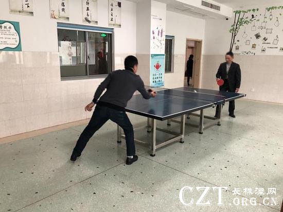 患者与病友打乒乓球放松（图由湖南省第二人民医院提供）