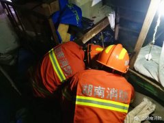<b>永州居民家深夜发现大蛇 消防凌晨3点忙</b>