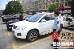 长沙县：人行道上随意停车 罚100元！