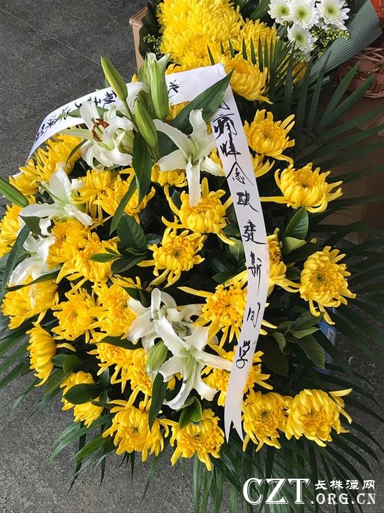 追悼会上，欧建新的同学送来花篮。澎湃新闻记者 沈文迪 图