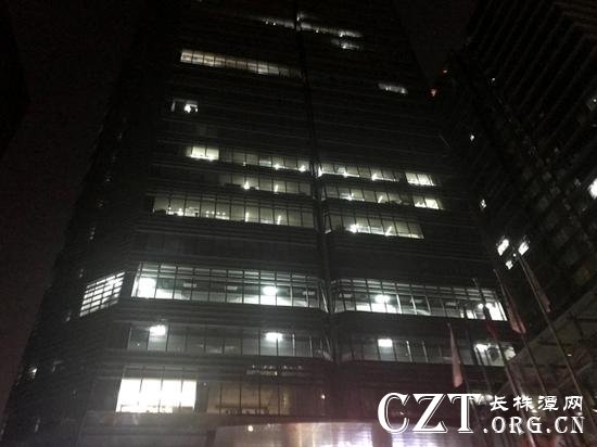 凌晨一点，一家互联网公司大楼里依旧灯火通明。澎湃新闻记者 沈文迪 图