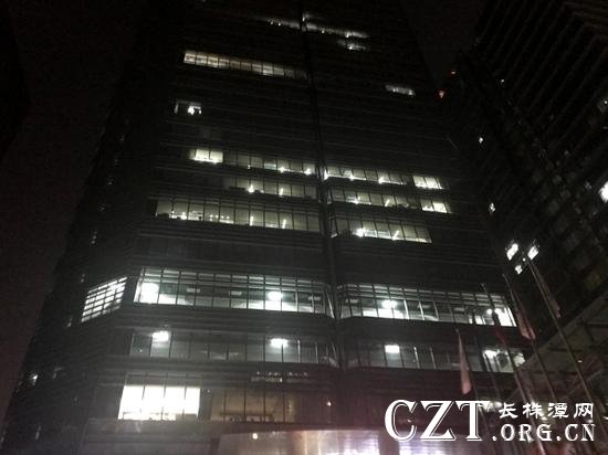 凌晨一点,一家互联网公司大楼里依旧灯火通明。澎湃新闻记者 沈文迪 图