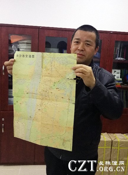 10月23日,蒋连军向记者展示他收藏的改革开放初期的长沙城区地图。新华社记者段羡菊摄