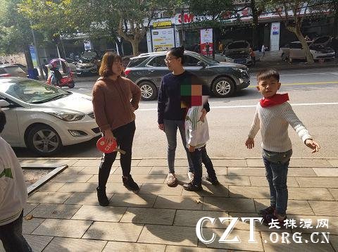 (接孩子放学与老师交流时,冰冰紧紧靠在舒女士怀里)