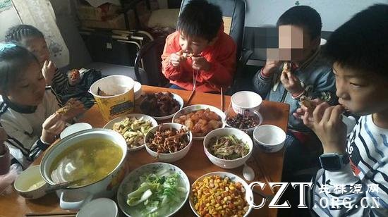 (邀请同学和邻家小伙伴到家里来与两个孩子一起玩耍)