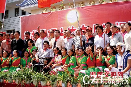 2006年陈荣捐建赤溪希望小学开学典礼。图片来源：湖南文明网