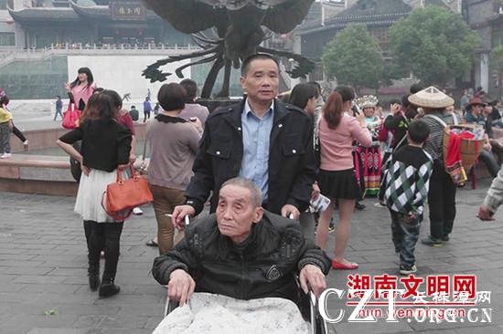 彭志军照顾患病父亲。图片来源：湖南文明网