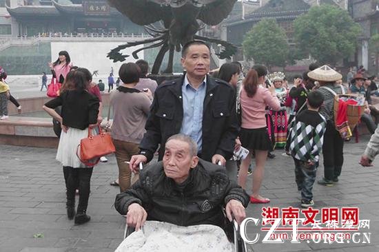 彭志军照顾患病父亲。图片来源:湖南文明网