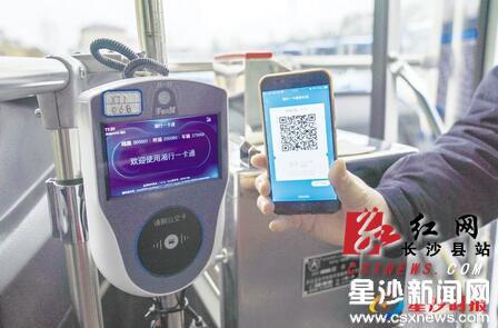 乘客只需要打开APP，点击“乘车码”，再将二维码对准刷卡机摄像头所在的位置，就可以完成支付。 章帝 摄