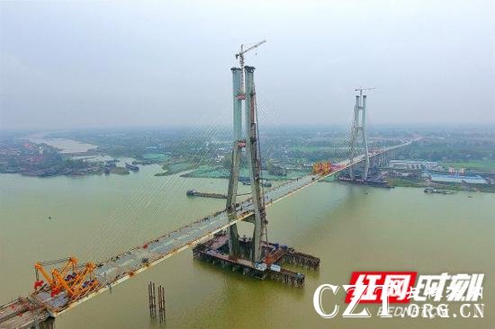 随着最后一片钢箱梁安装就位,南洞庭大桥实现全桥合龙。
