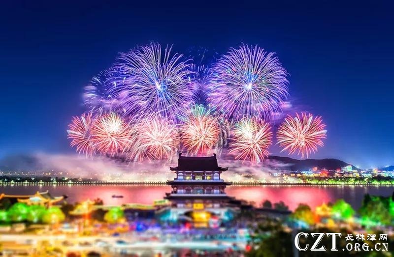 (橘子洲焰火,已成为一张文化名片。图片来自网络)