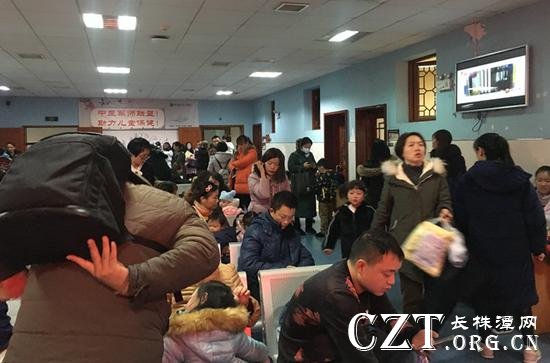 1月9日下午3时许,湖南中医附一儿科名医堂候诊室人满为患。胡翠娥 摄